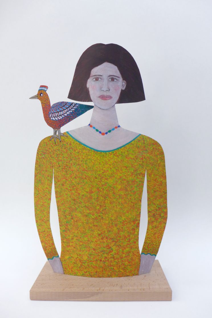 Jeune femme avec un oiseau sur l'epaule