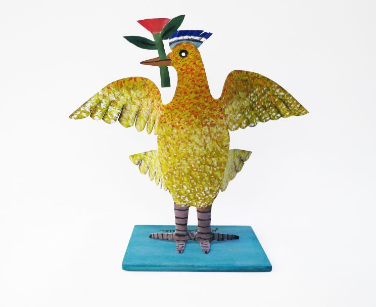 Oiseau jaune avec fleur rouge au bec