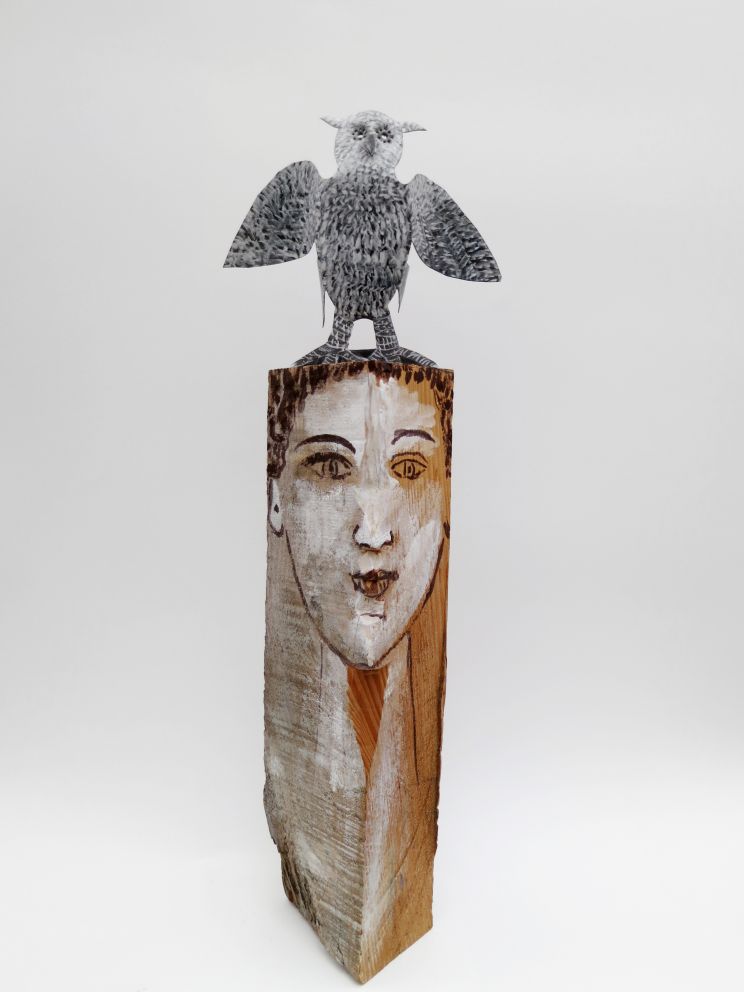 Petit totem homme avec une chouette sur la tete