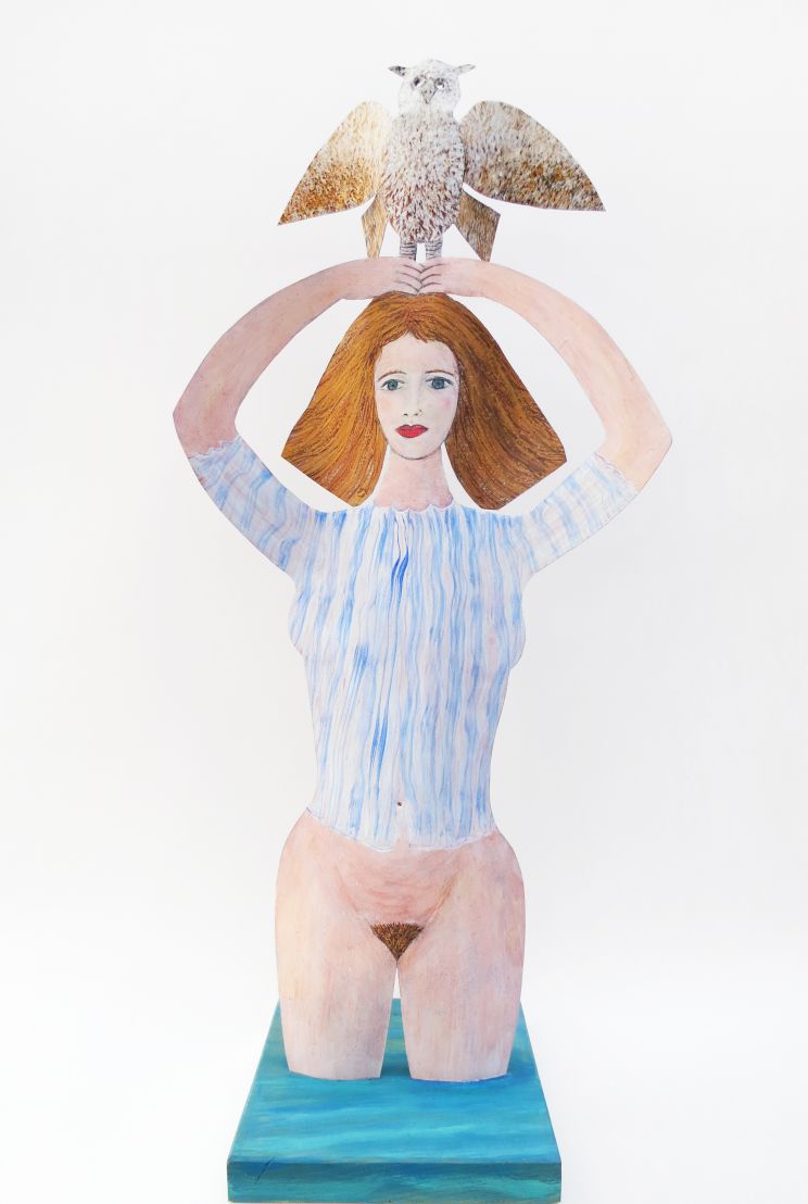 Porteuse de chouette peu vetue