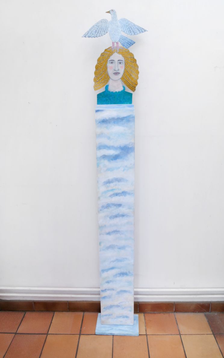 Totem Jeune fille la tete dans les nuages avec une colombe